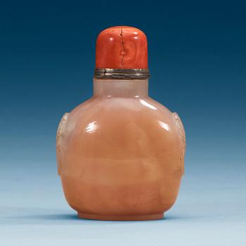 A large presumably agate snuff bottle with coral stopper, Qing dynasty.