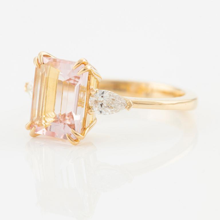 Ring in 18K gold with faceted morganite and round brilliant-cut diamonds.