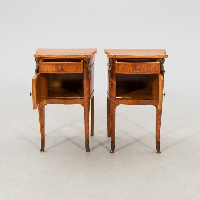 Sängbord ett par rokokostil 1900-talets andra hälft.