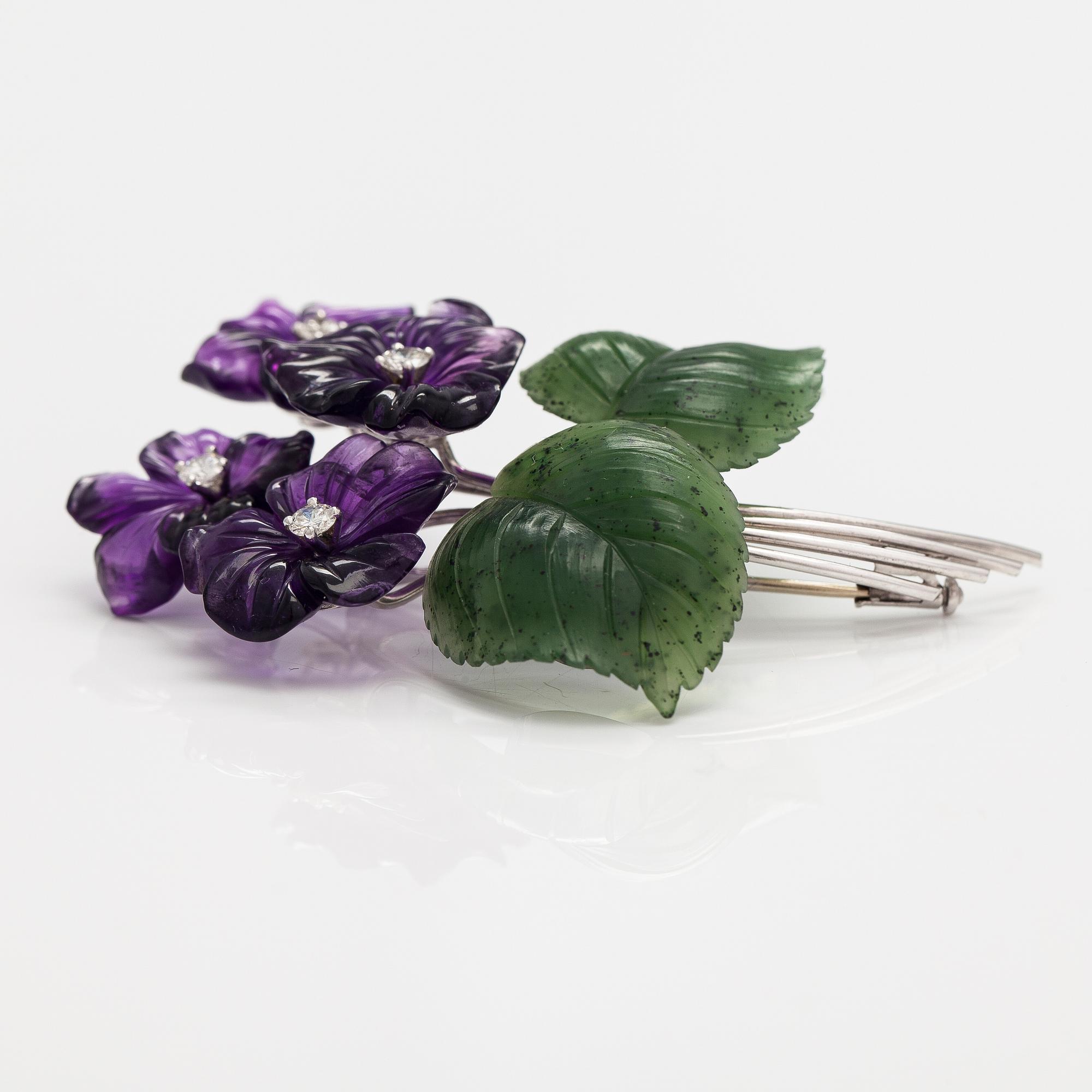 Rintaneula, 18K valkokultaa, veistettyjä ametisteja ja nefriitteja, timantteja n. 0.64 ct yht.