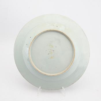 A Chinese famille rose porcelain plate, Qing dynasty, Qianlong (1736-95).