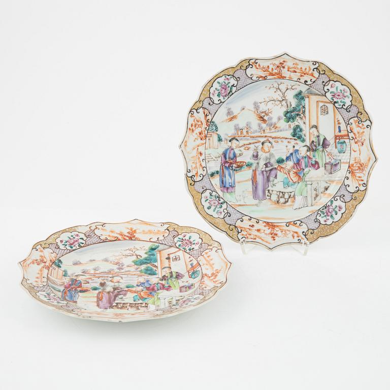 A set of four Chinese Export dinner plates (2+2), Qing dynasty, Qianlong (1736-95).