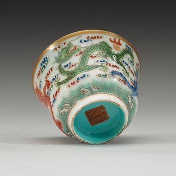 KOPP, porslin, Qingdynastin 1800-tal. Med Daoguangs sigillmärke.