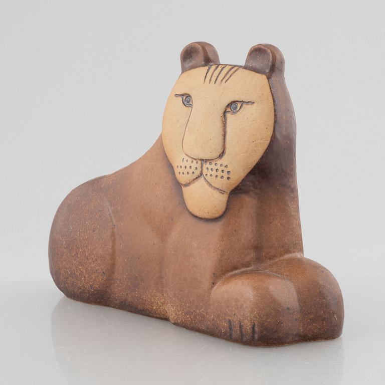 Lisa Larson, "Lejonhona", skulptur, ur serien "Noaks Ark", stengods, Gustavsbergs Studio, i produktion 1980-84.