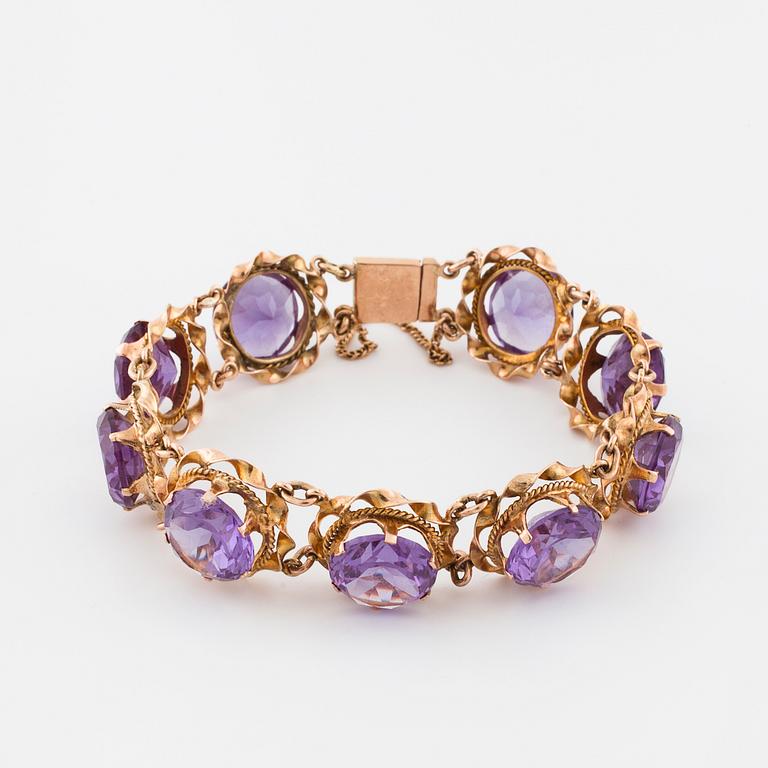 A synthetic color-change sapphire bracelet.