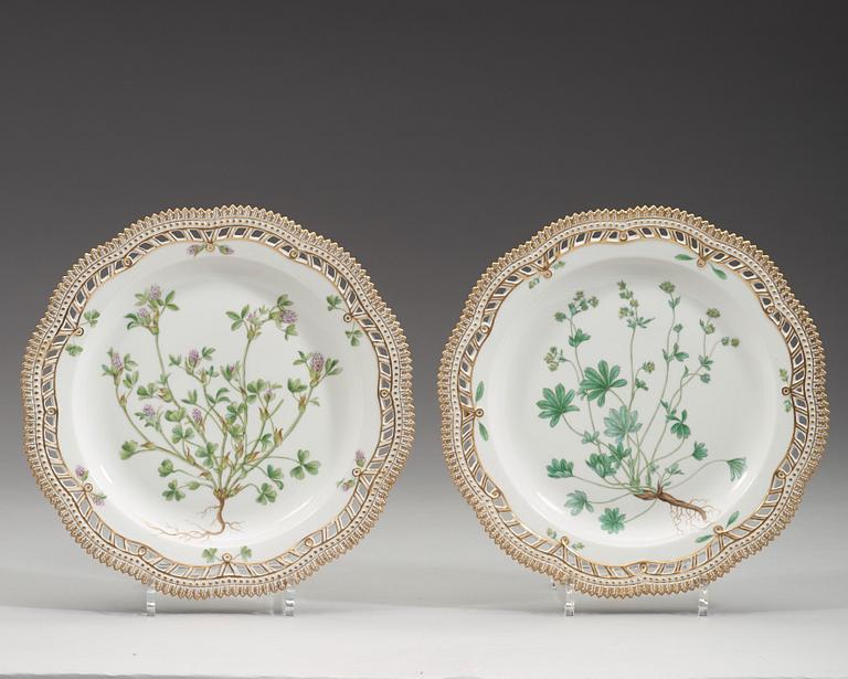 A set of 14 Royal Copenhagen 'Flora Danica' plates, Denmark, 20th Century.