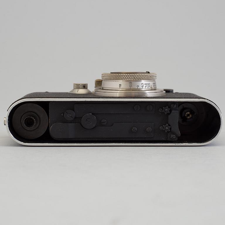 A early 1930s black body Leica no 123864 with a chrome Hektor 1:2,5 F=5 cm lens. With table stand.