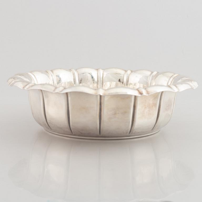 A German silver 800 bowl, mark of Läger & Co, Hanau, Germany, early 20th Century.