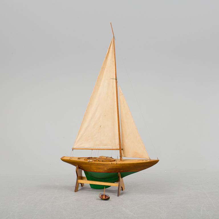 A MID 1900S BOAT MODEL.