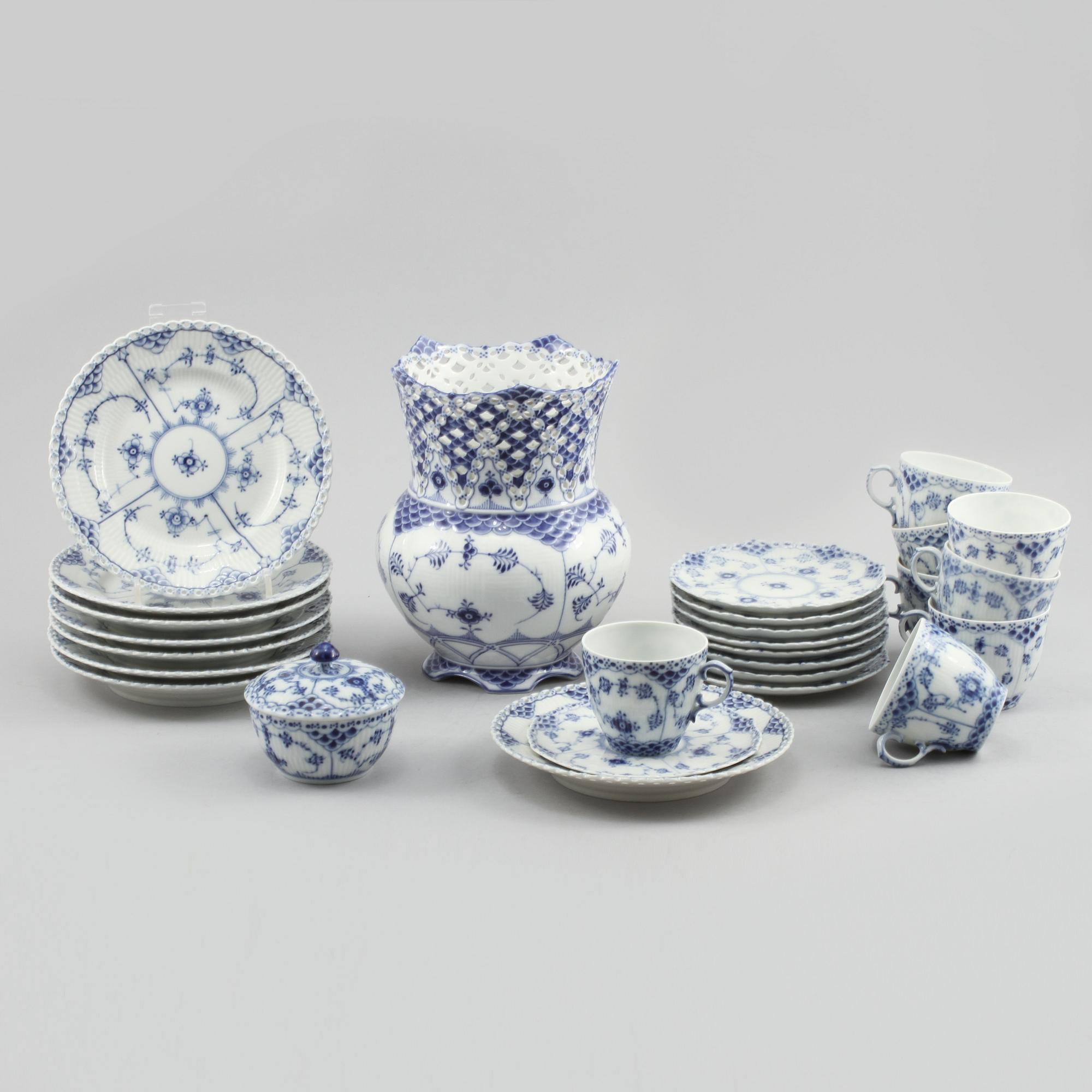 SERVISPORSLIN samt VAS, 18+1 delar, "Musselmalet", Royal Copenhagen, 1900-talets andra hälft.