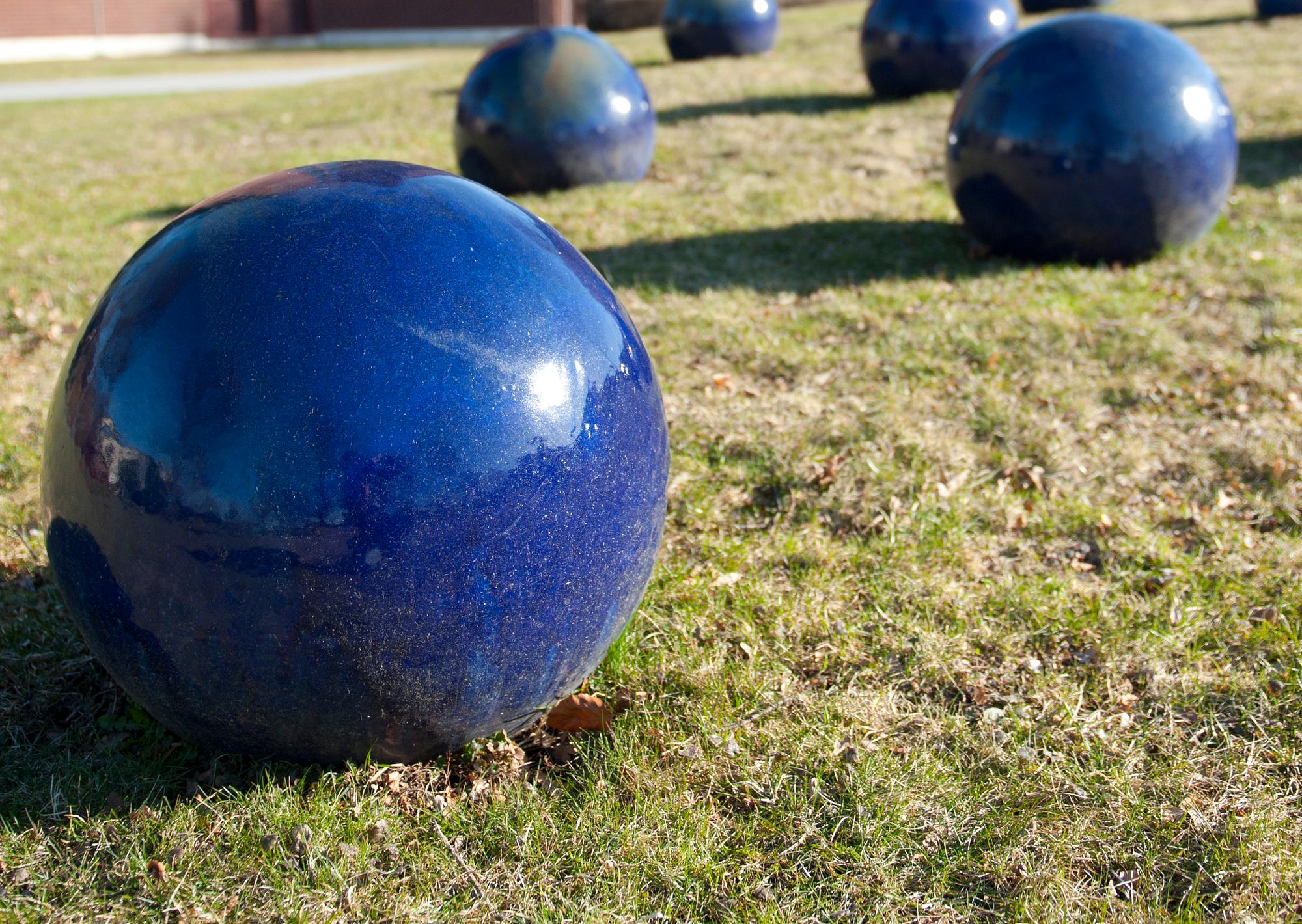An Ulla & Gustav Kraitz  set of three stoneware spheres, Fogdarp, Förlövsholm.