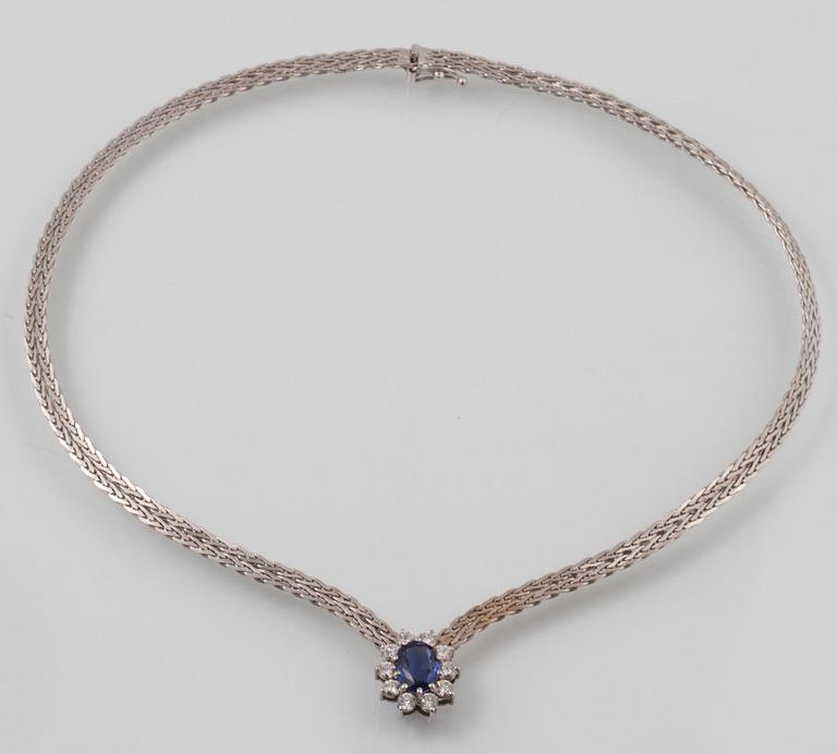 COLLIER, 18K vitguld med ovalslipad blå safir samt 10 briljantslipade diamanter ca 0.50 ct, importstämplat. Vikt 19,1 g.