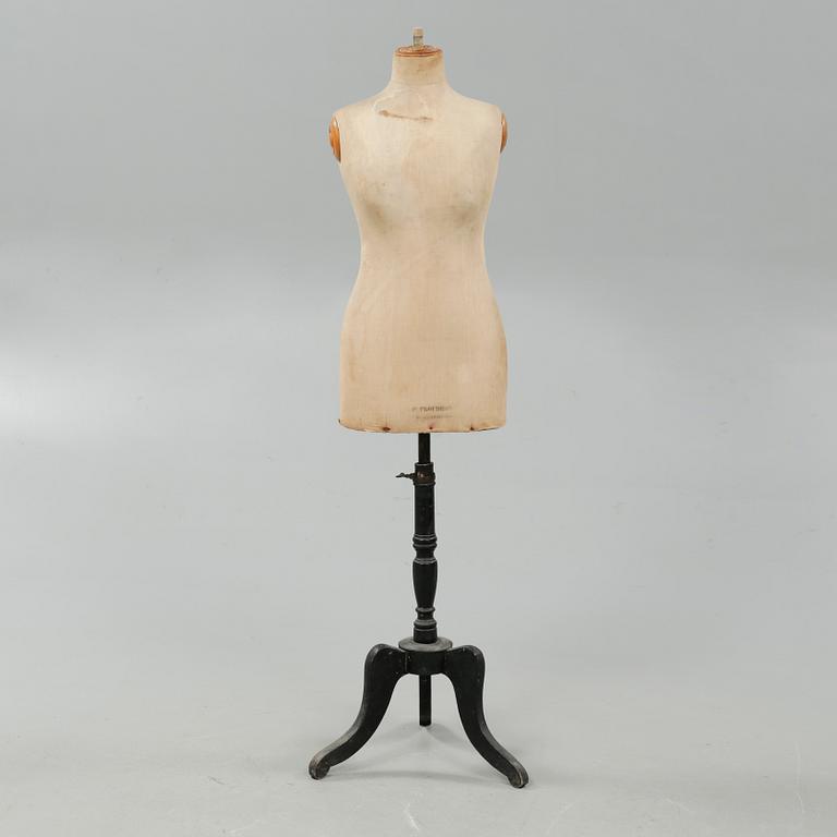A mannequin from the first half of the 20th century.