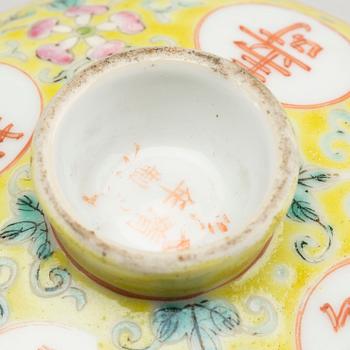FOUR BOWLS WITH LID ON PLATE, CHINESE 20TH CENTURY.