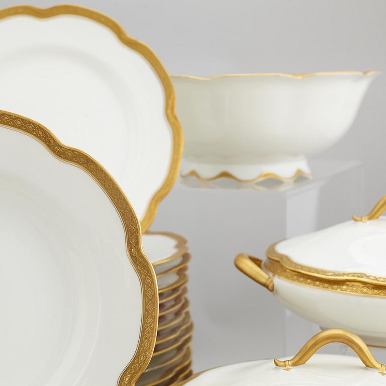 A 185 pcs porcelain dinner service from Frank Haviland, Limoges.