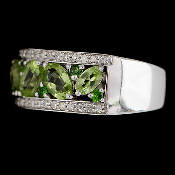 RING, 14K vitguld, peridoter och åttkantslipade diamanter tot ca 0.26 ct. Vikt ca 7 g.