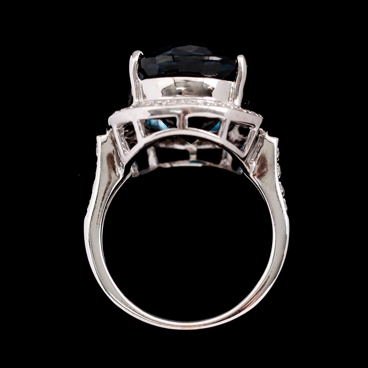 RING, 14 k vitguld, blå topas ca 19.00 ct, diamanter tot ca 0.35 ct.