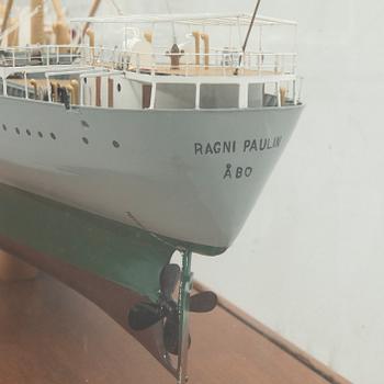 M/S Ragni Paulin, Åbo och senare Nagu, rederimodell i monter.