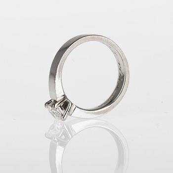 RING, 18K vitguld, briljantslipad diamant 0,41 ct. Finska stämplar 2012. Vikt 6,1 g. Intyg GIA.