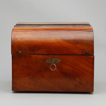 SCHATULL MED GLAS, Karl Johan, 1800-talets första hälft.