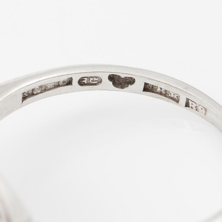 Ring in 18K white gold set with a marquise-cut diamond and old-cut diamonds.