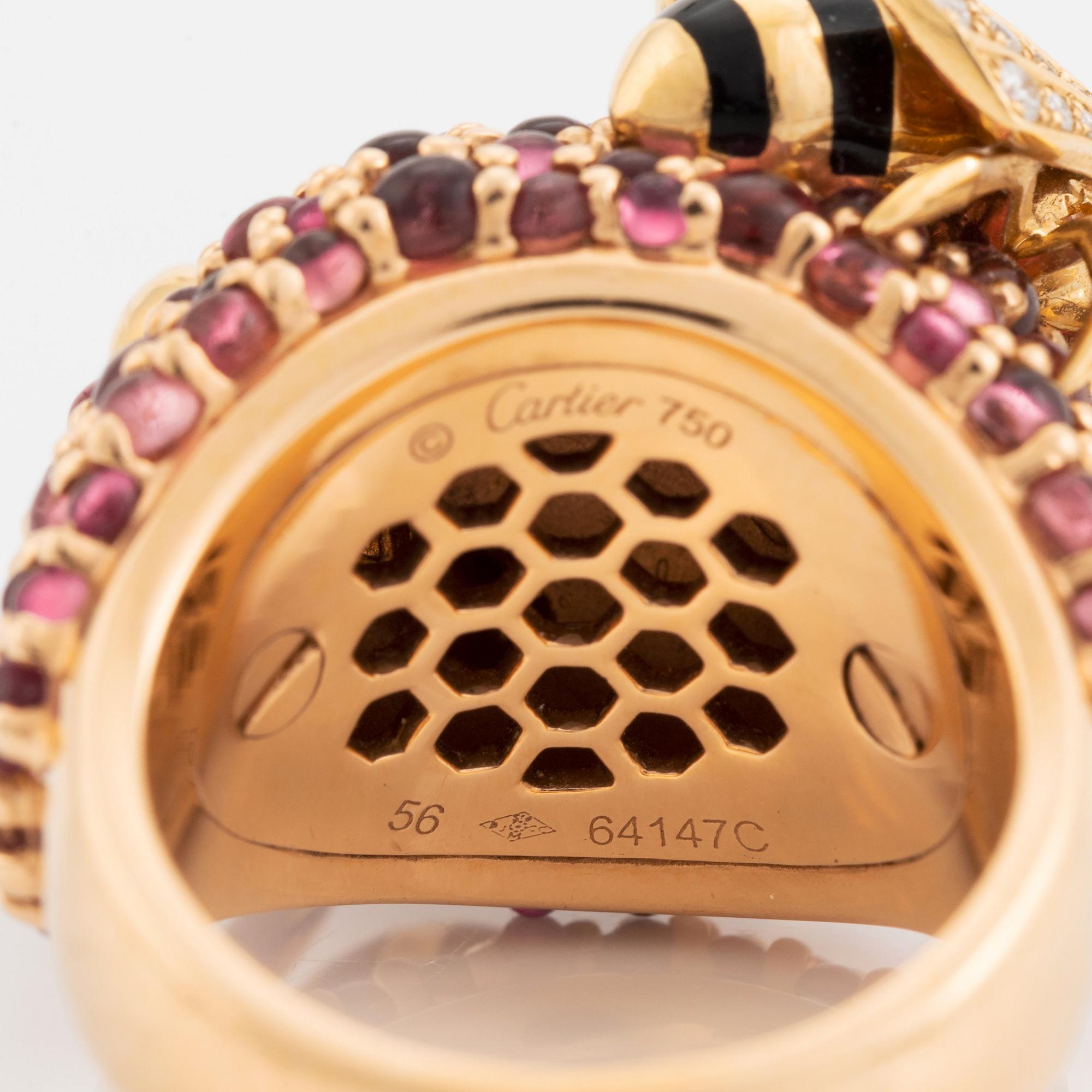 Cartier ring 18K guld och emalj med runda briljantslipade diamanter, safirer och smaragder.
