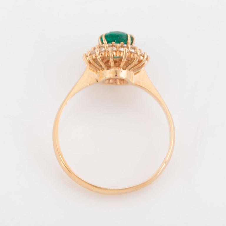 En smaragdring med diamanter.