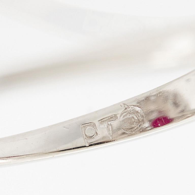 Ring platina med en fasettslipad rubin och runda briljant- och navettslipade diamanter.