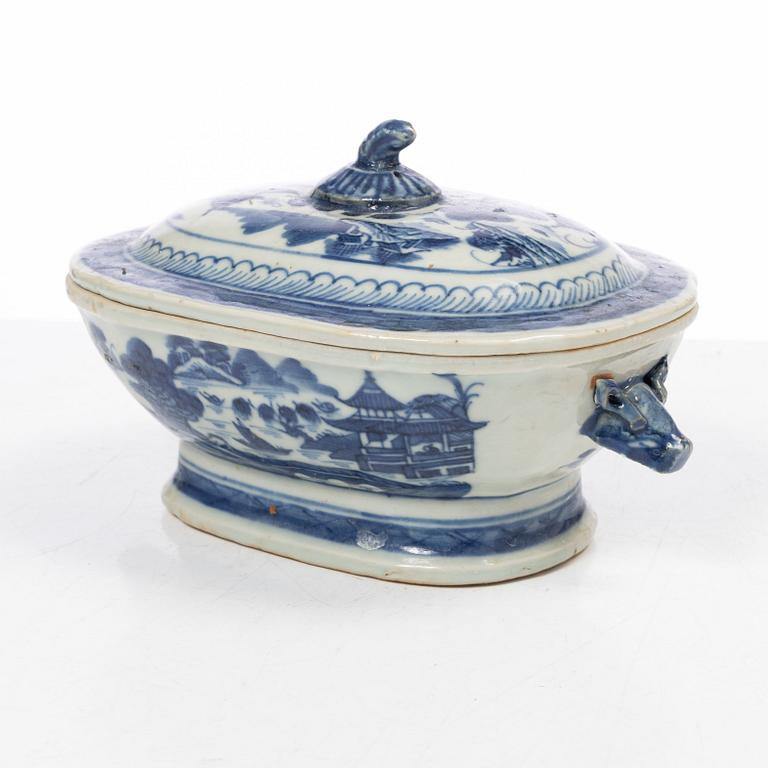 Six blue and white porcelai plates and a butter tureen, China, Jiaqing (1796-1820).