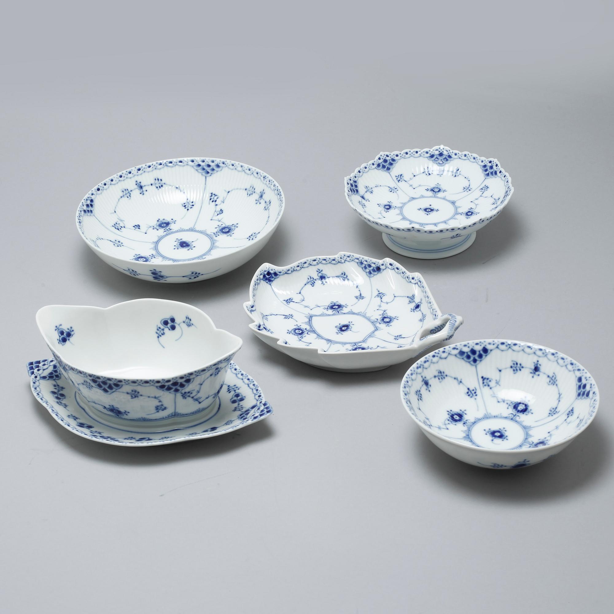 A porcelain tableware set of 92 pcs, "Musselmalet" by Royal Copenhagen, Denmark, second half of the 20th century.