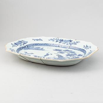 A set of three blue and white matched serving dishes, Qing dynasty, Qianlong (1736-95).