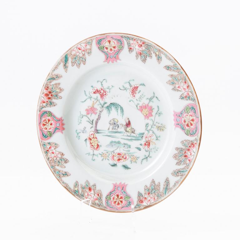 A famille rose dish, Qing dynasty, first half of the 18th century.