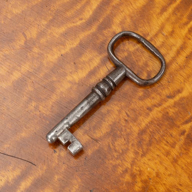 A chest of drawers, 19th century.