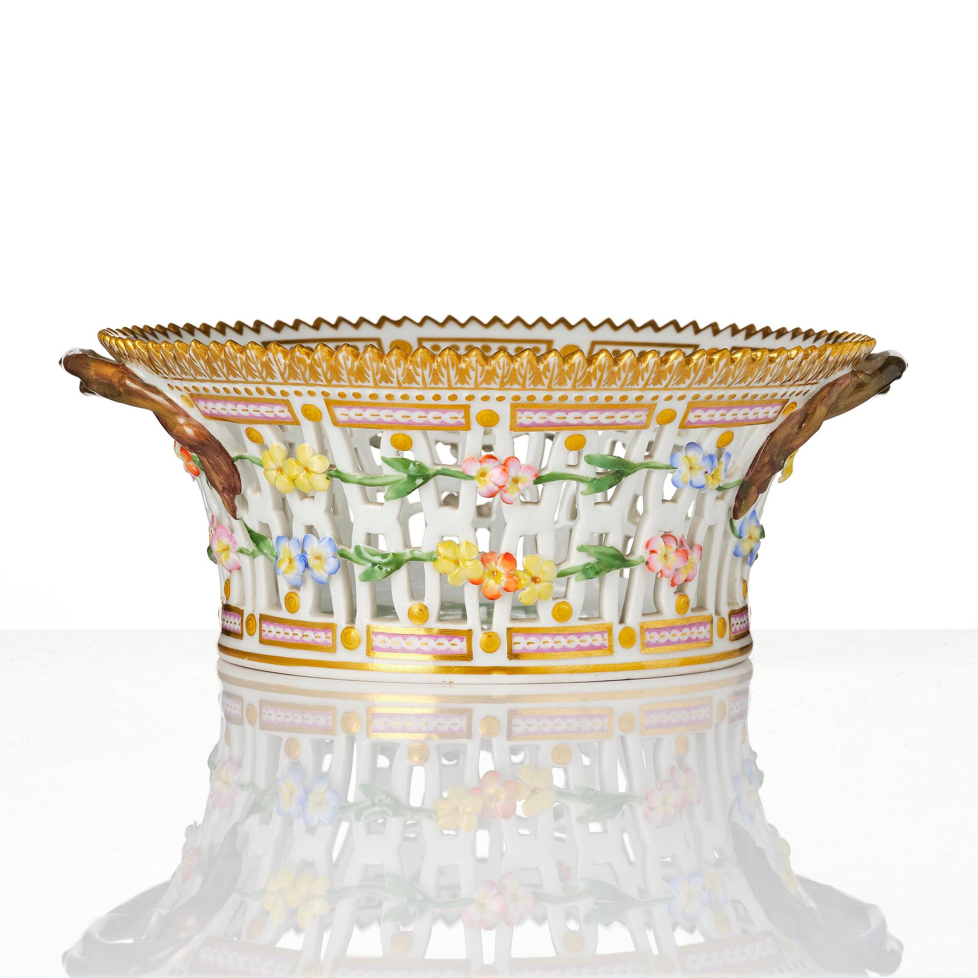 Gallerkorg med fat, porslin. 'Flora Danica', Royal Copenhagen, Denmark, 1900-tal.