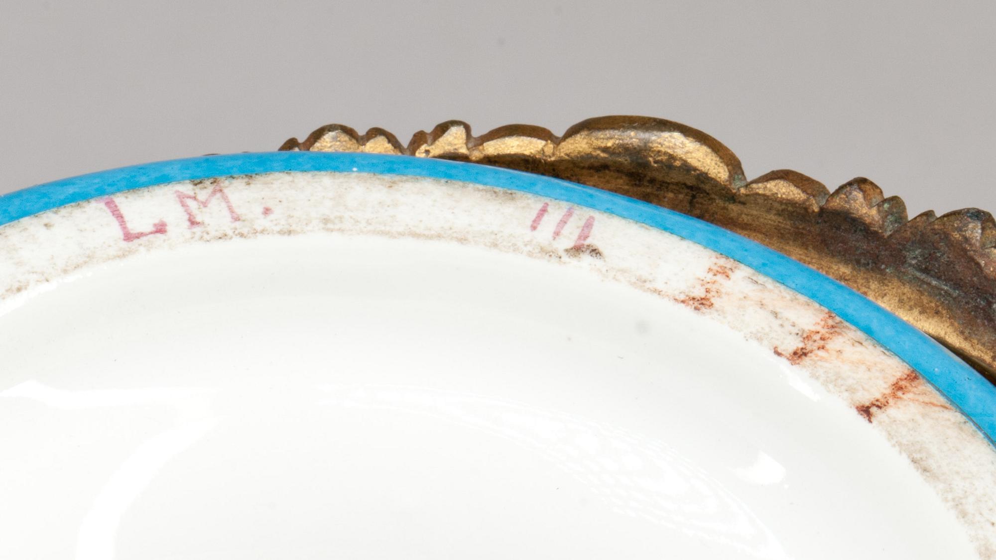LOCKURNA, porslin och förgylld brons, Louis XVI-stil, Frankrike, sent 1800-tal.