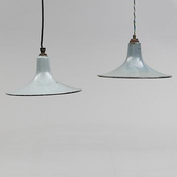 INDUSTRILAMPOR, 2 st, emalj, 1900-talets första hälft. Höjd 44 cm.