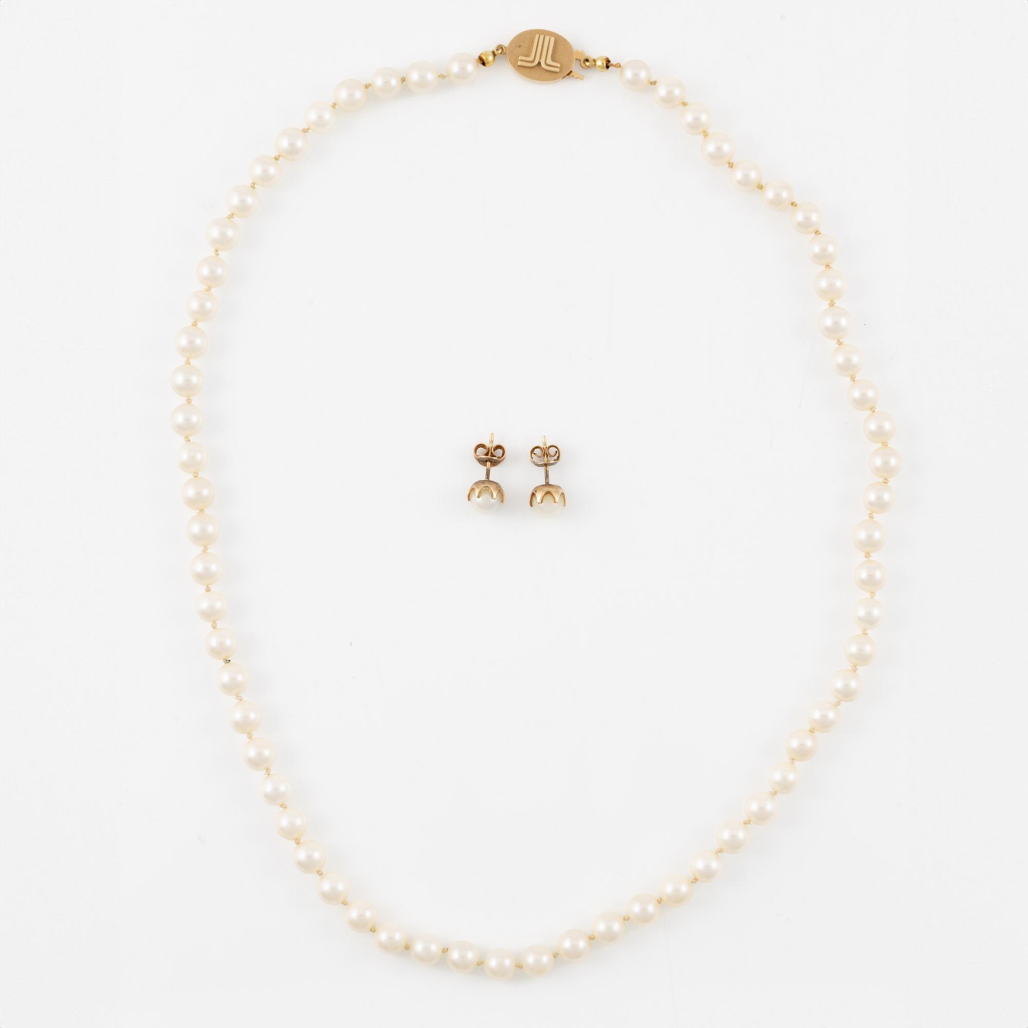Pearl necklace, cultured pearls with clasp in 18K gold, Alton, earrings included.