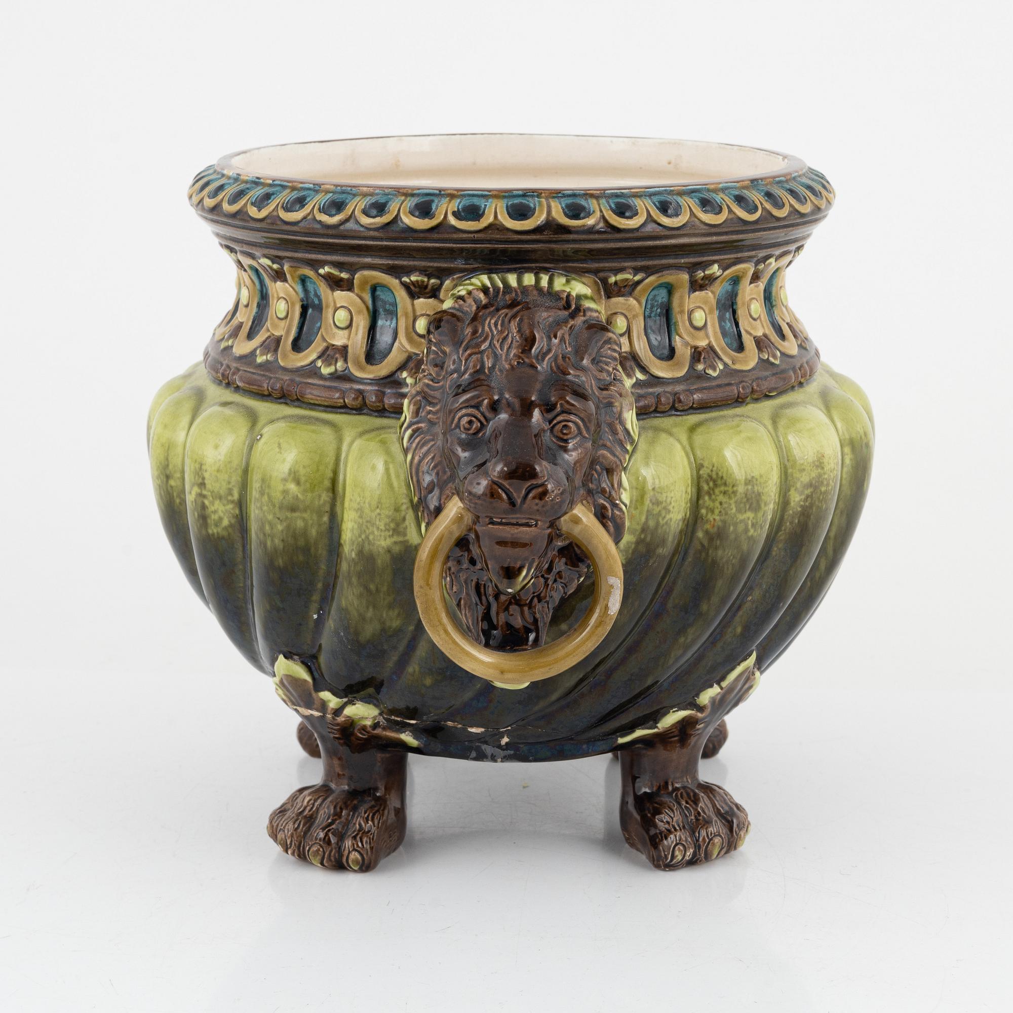 A majolica flower pot, late 19th century.