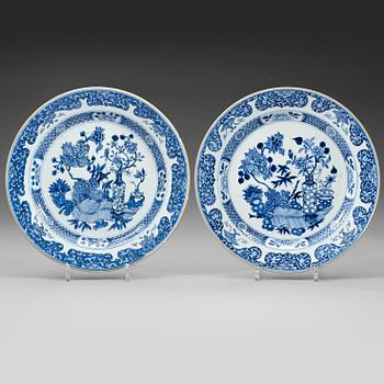 370. A pair of blue and white dishes, Qing dynasty, Qianlong (1736-95).