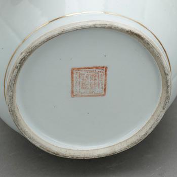 KÄRL MED LOCK, porslin, Kina, 1800/1900-tal.