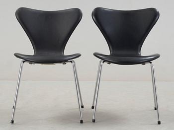 STOLAR, ett par, "Sjuan", Arne Jacobsen, Fritz Hansen, formgiven 1955.