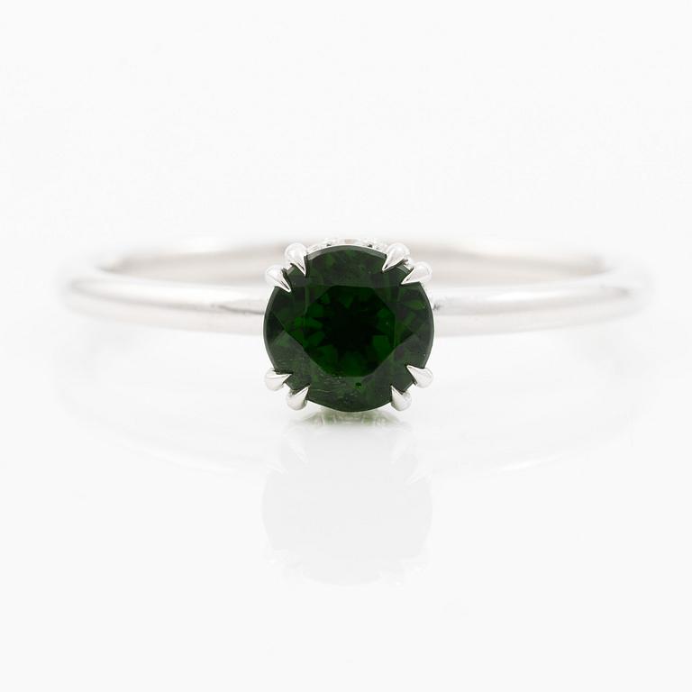 Ring 14K white gold with chrome diopside and brilliant-cut diamonds.