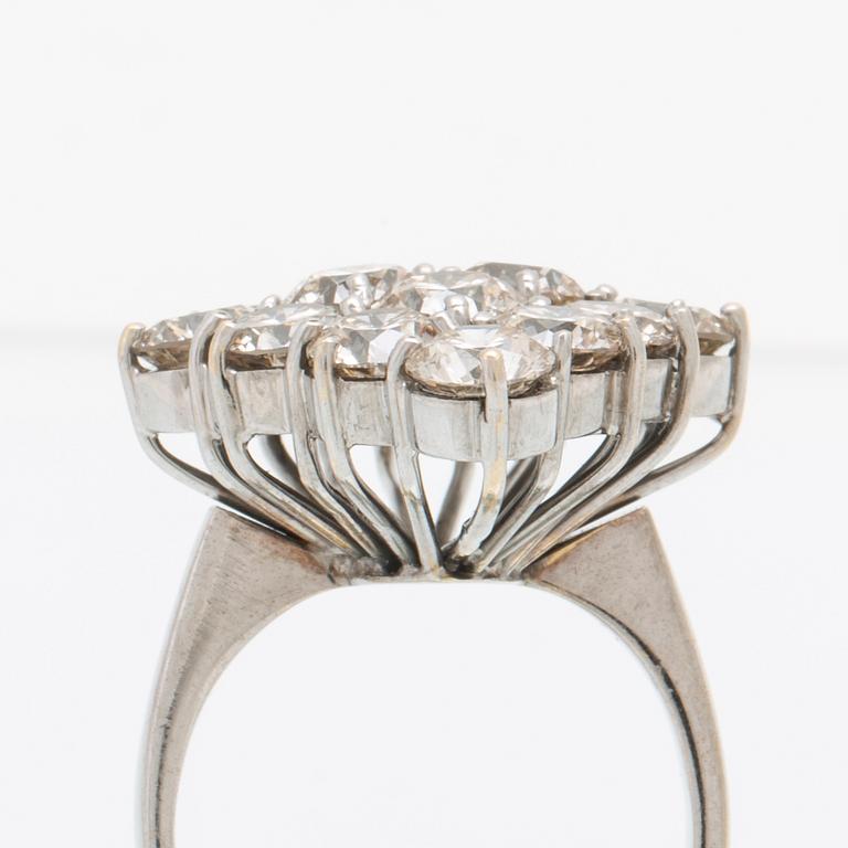 An 18K white gold and diamond ring, approx. 11.2 ct.