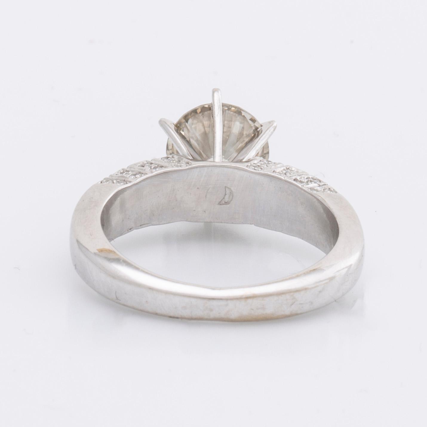 RING 14K vitguld m 1 briljant ca 1,8 ct, ca L-M VS, sidostenar ca 0,25 ct totalt.