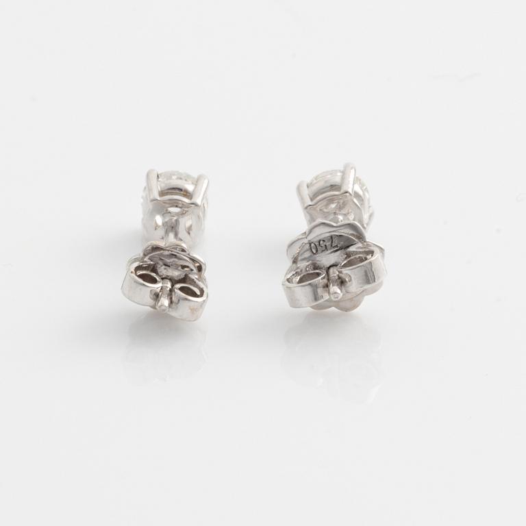 Örhängen med briljantslipade diamanter, medföljande GIA dossier.