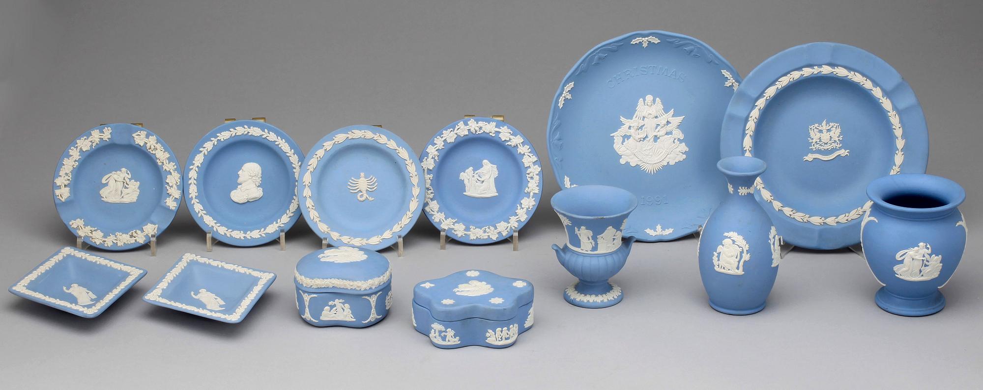 JASPERWARE, 13 delar, Wedgwood, England. 1900-talets andra hälft.