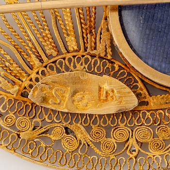 Three brooches 18K gold, 19th century.