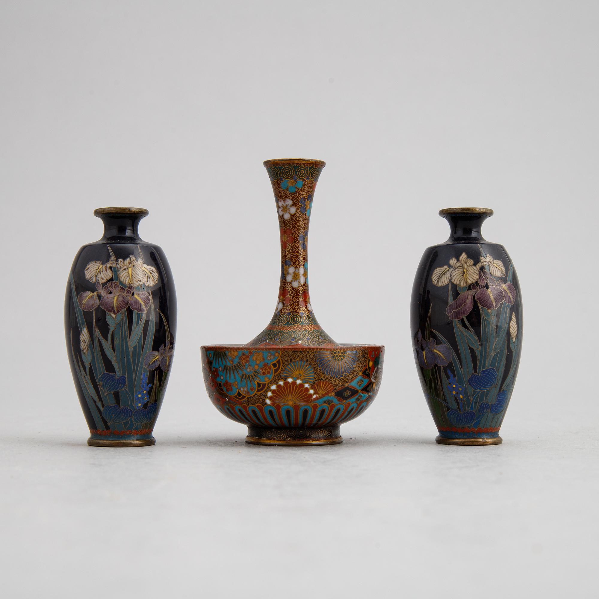 Minatyrvaser, cloisonné, tre stycken (2+1), Japan, Meiji (1868-1912).
