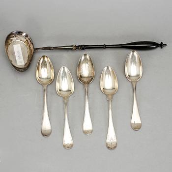 SOPPSLEV samt 5st SKEDAR, silver, bland annat Gustaf Åberg, Jönköping, 1800. Skedarnas vikt ca 274g.