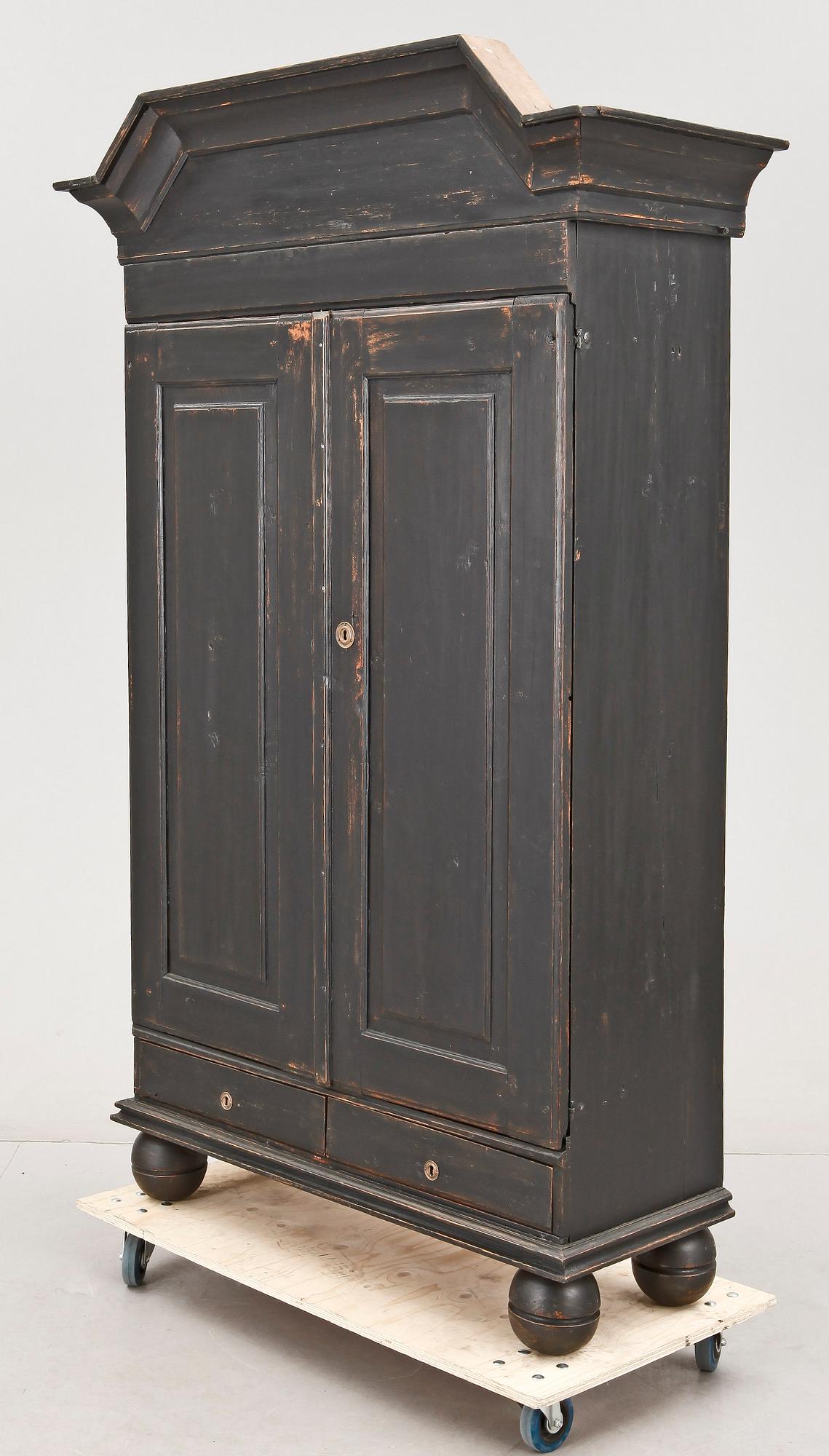 STÅNDSKÅP, allmoge, 1800-talets första hälft.